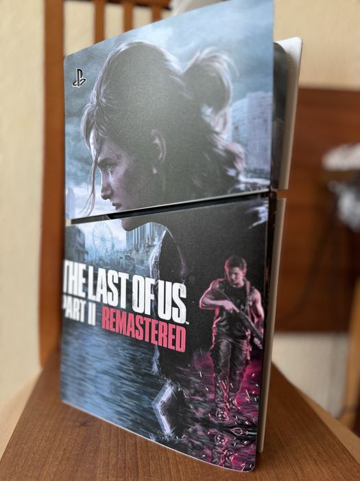 PS5 Slim 1TB z napędem, 2 pady, gra TLOU 2, stacja ładująca, podstawka