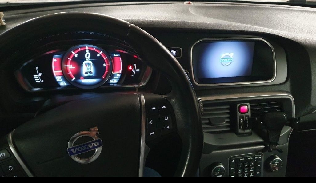 Volvo V40 D2 | 2017 | Branco | Bom estado | €10.000