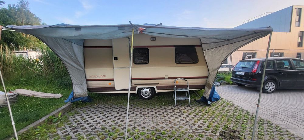 Przedsionek wraz ze stelażem 4,2 m × 2,5 m uszkodzony