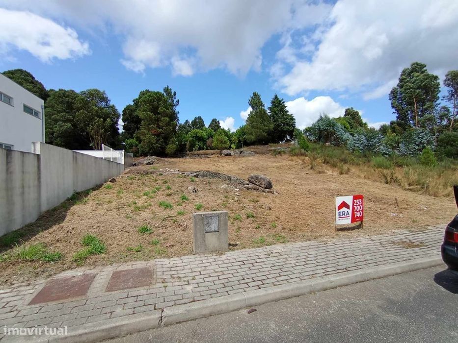 Lote com 585m2 em Quinchães, Fafe
