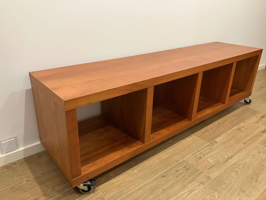 Móvel com rodízios