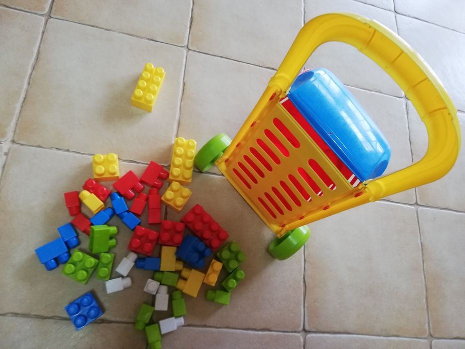 Carrinho trolley com peças tipo Lego