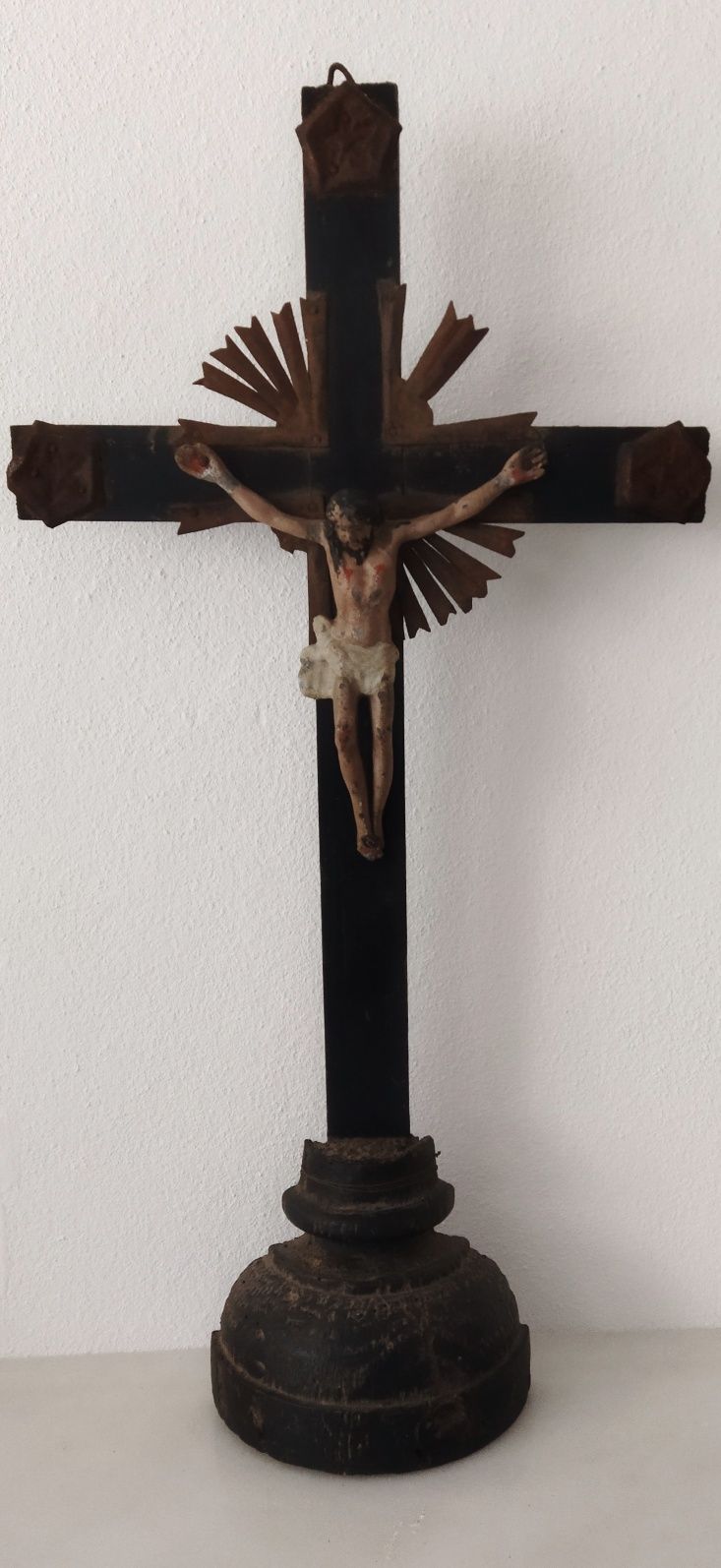 Crucifixo antigo em madeira