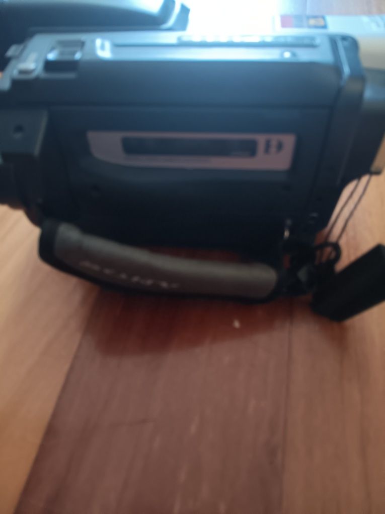 É  uma câmara  de vídeo  antiaga da marca verdadeira. SONY handycam