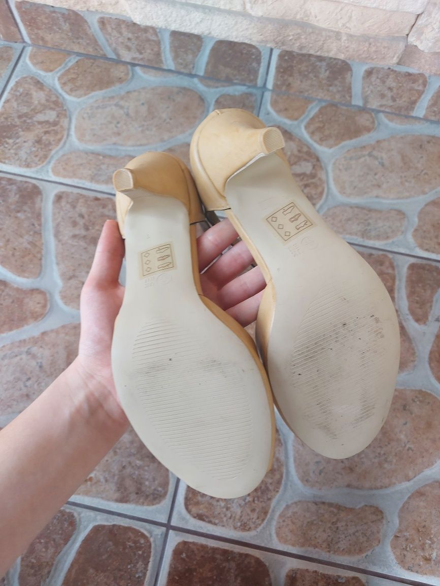 Buty na obcasie zapinane z odkrytymi palcami