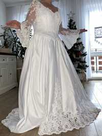 Suknia ślubna z trenem oraz diademem