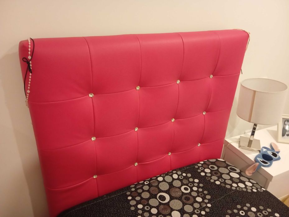 cama de solteiro, toda estufada em rosa, com estrado elevatório.