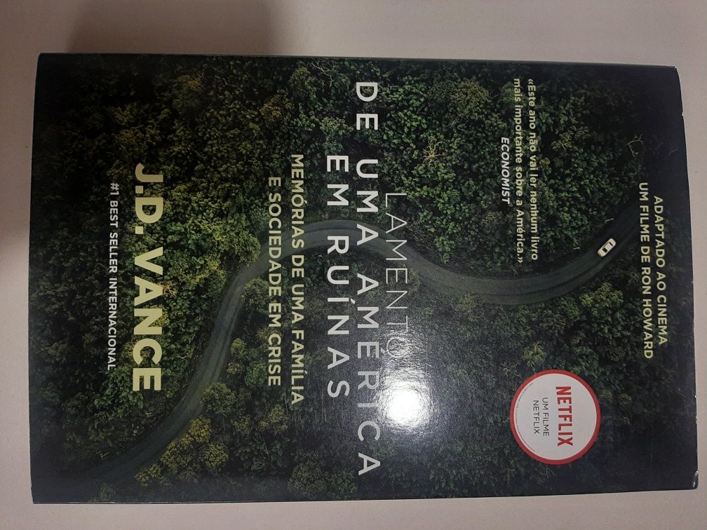 "Lamento de uma America em ruínas" livro de J. D. Vance