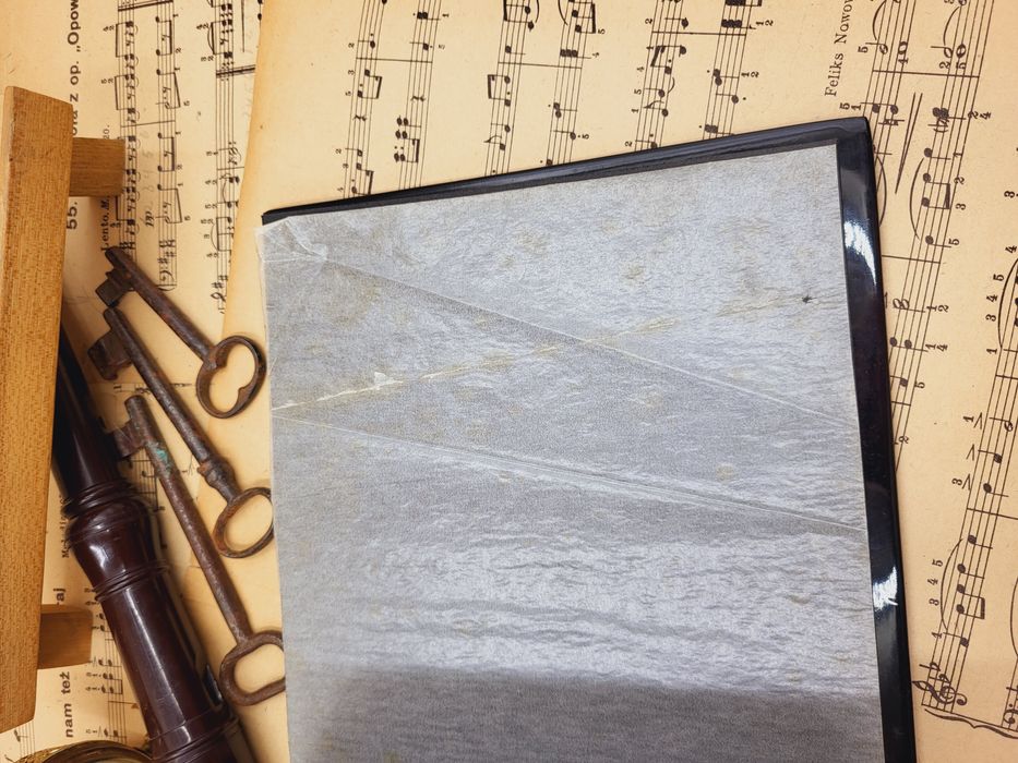 Stary album na zdjęcia wykonany z laki