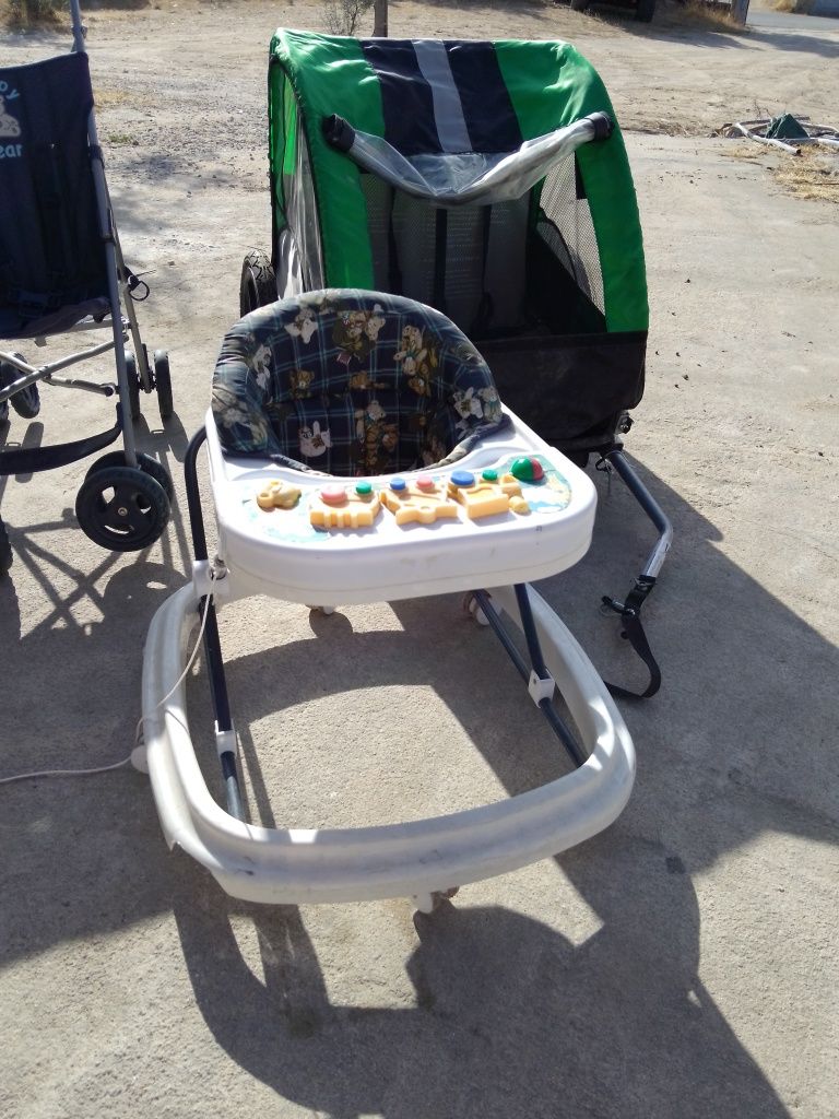 Brinquedo de bebé e carrinho