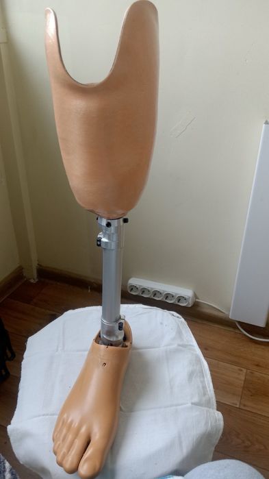 Протези для правої ноги, нижче коліна