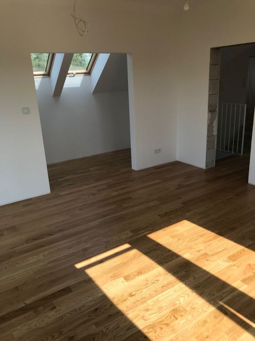 Montaż listew przypodłogowych parkietu paneli podłogowych deski