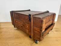 Drewniana skrzynia loft vintage stolik na kolkach