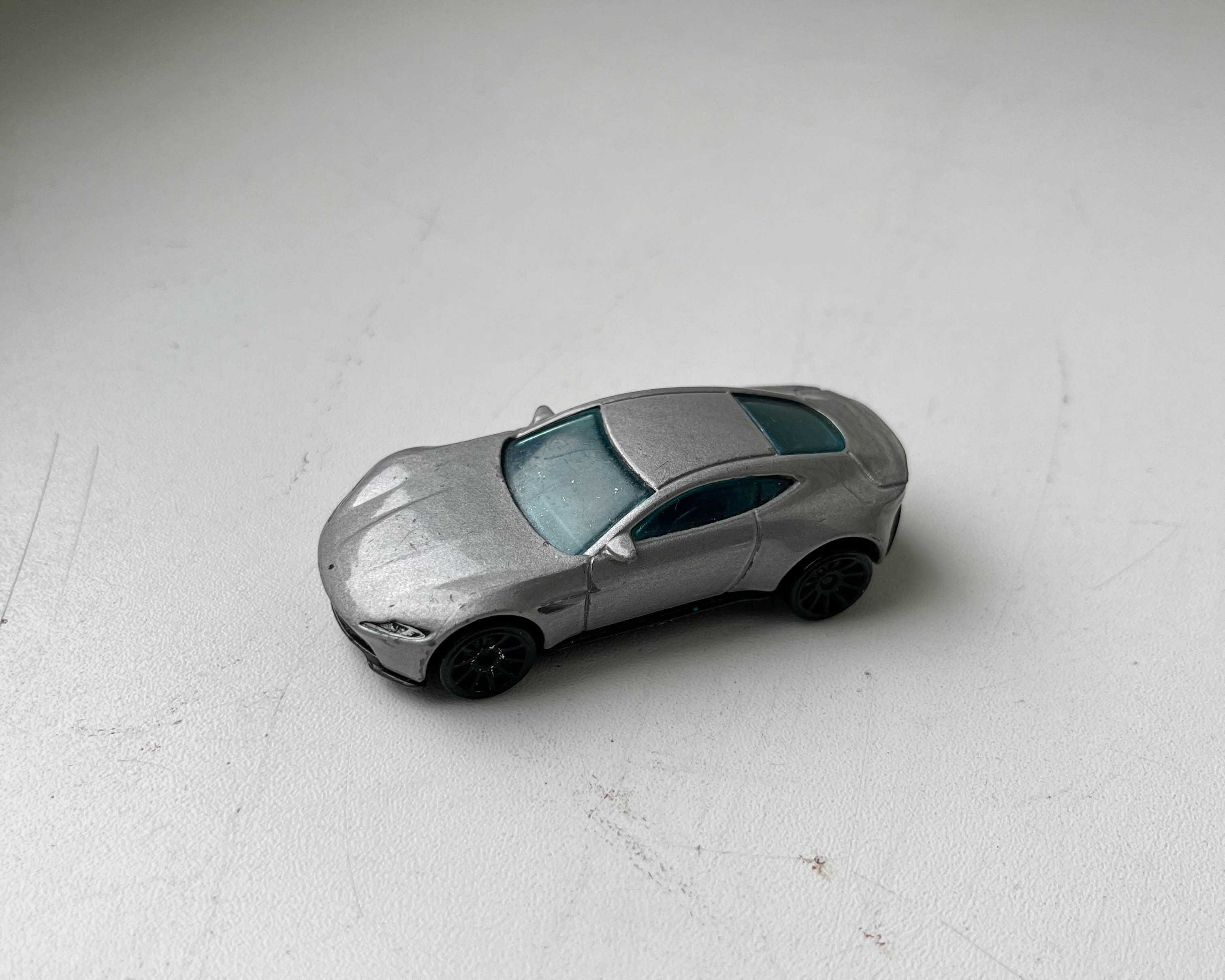 Hot Wheels іграшковий транспорт Track Manga Aston Martin Ford