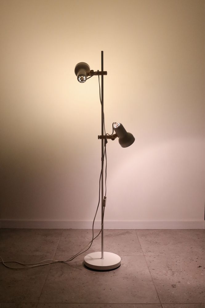 Biała duńska lampa podłogowa 1970 vintage retro stojąca