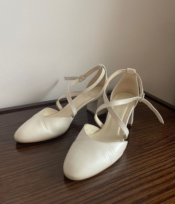 Perłowe buty ślubne na słupku 6cm Kotyl