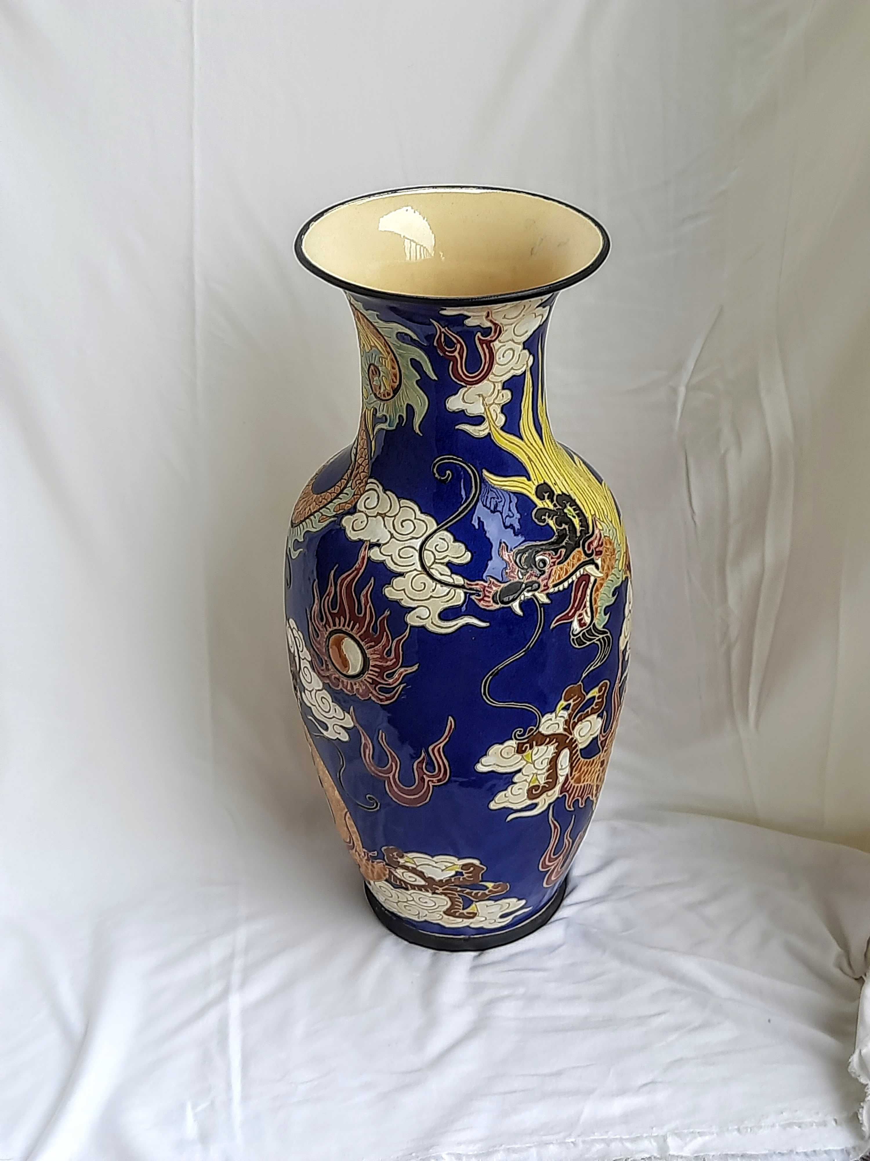 Duży wazon ceramiczny motyw smoka.