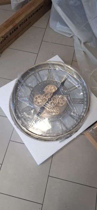 Mechaniczny zegar ścienny, ruchome przekładnie, duży metalowy żelazny