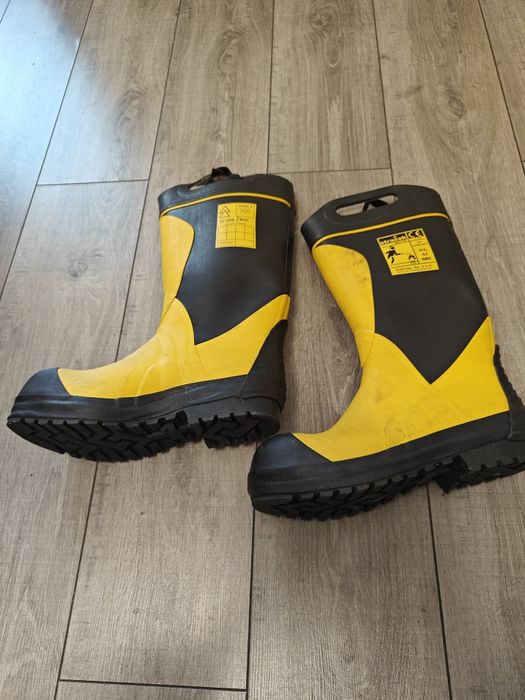 Пожежні чоботи, пожежне спорядження