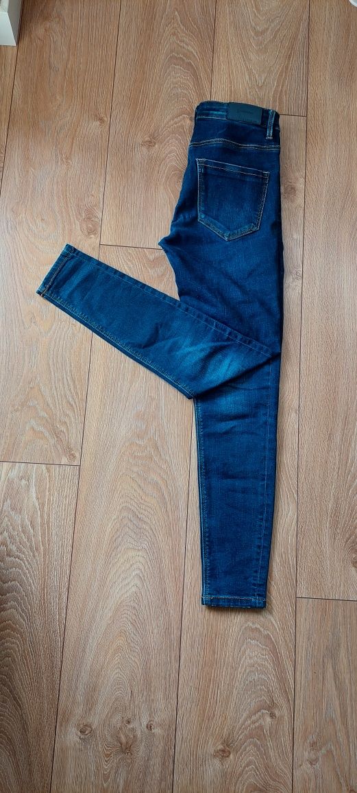 Granatowe spodnie dżinsowe