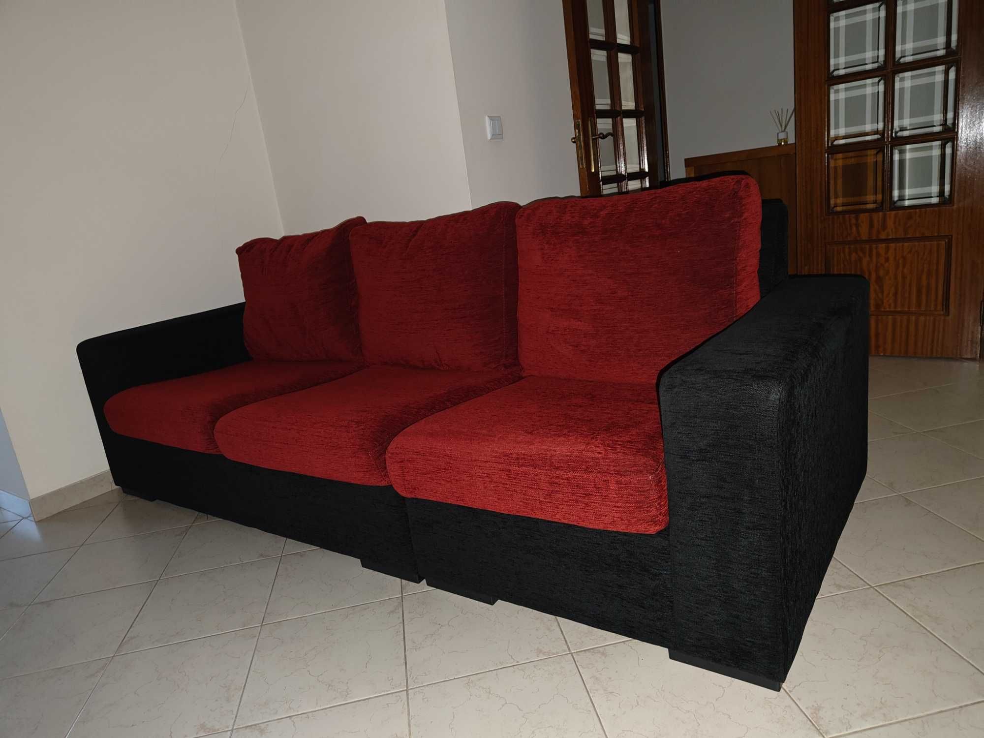 Sofá vermelho e preto três lugares