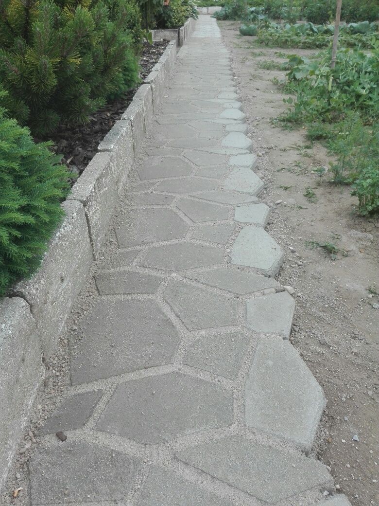 Układanie chodników i ścieżek betonowych