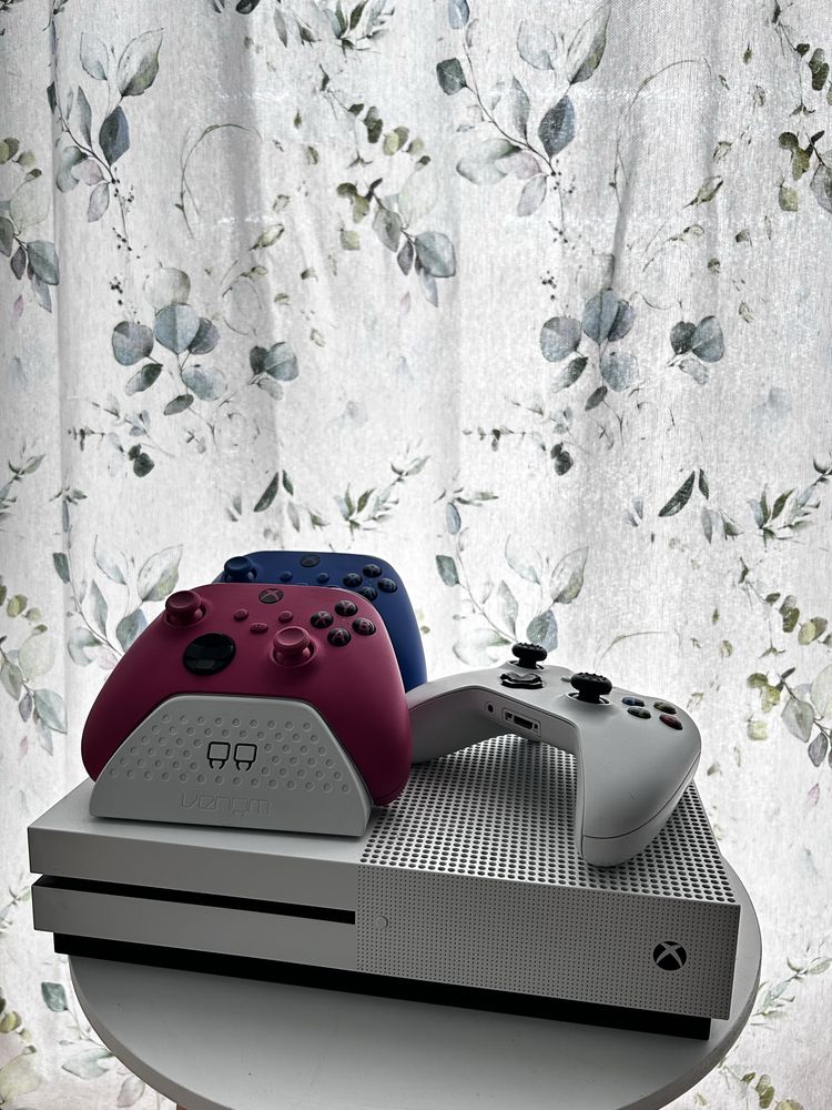 Xbox One S 1TB + 3 pady + gry + ładowarka – kompletny zestaw!