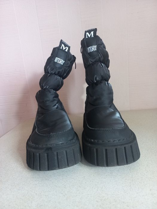 Продам дитячі зимові дутіки (сноубутси) чорного кольору.