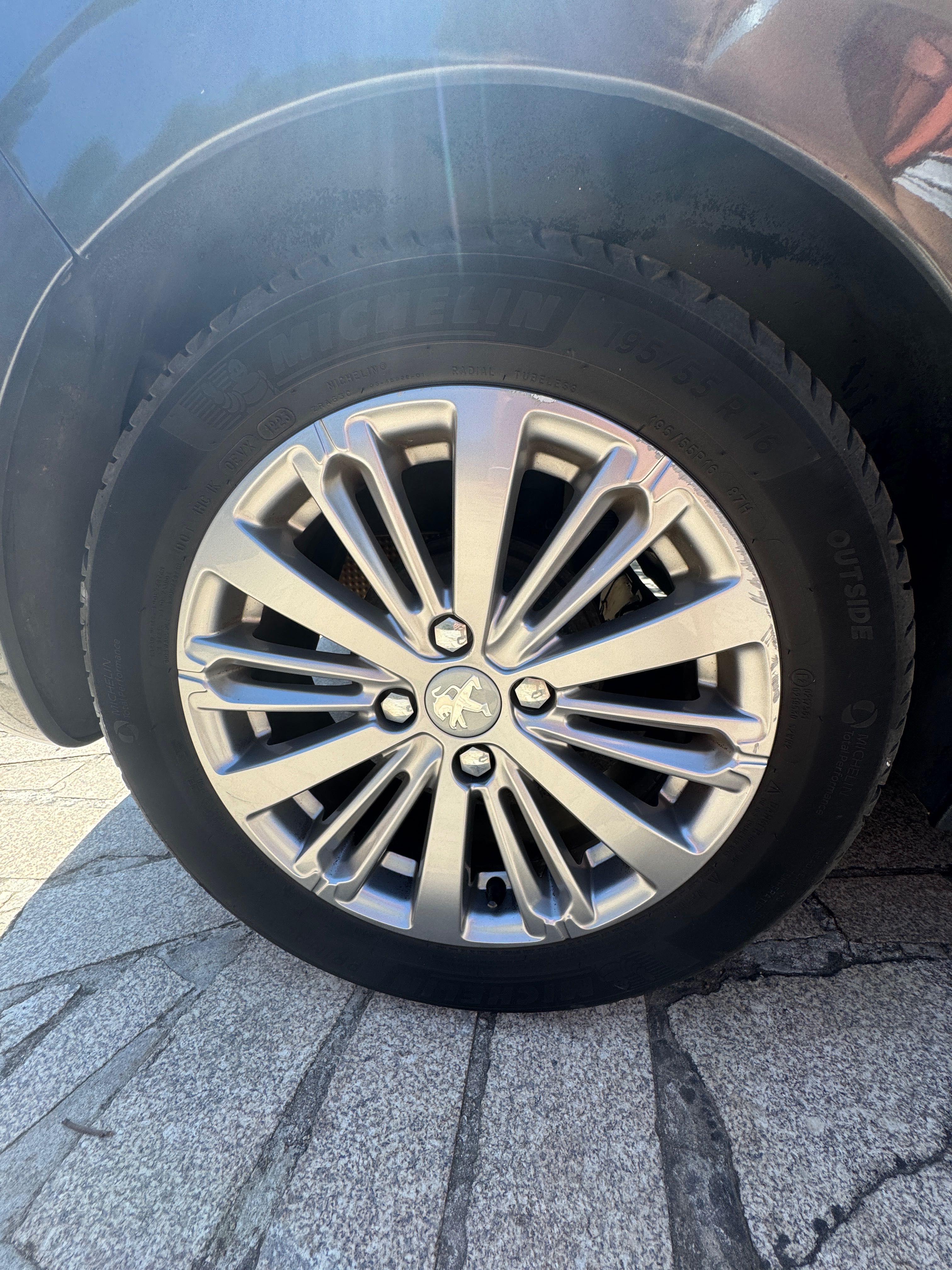 Peugeot 208 puretech style