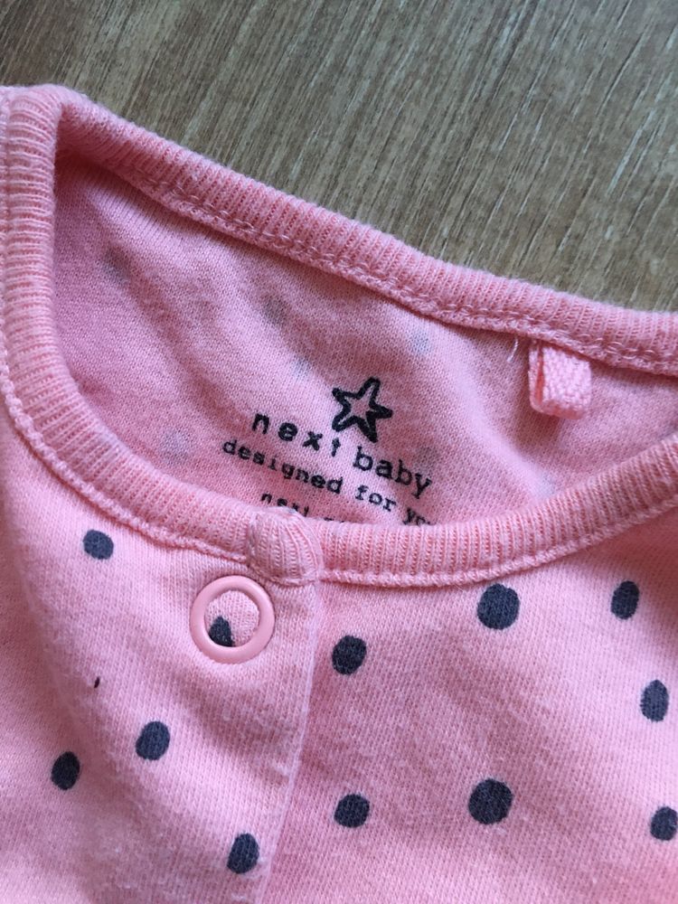 Różowy pajacyk śpiochy w kropki marki Next Baby 56