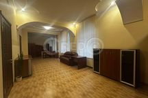 Оренда просторого офісного приміщення в центрі міста.