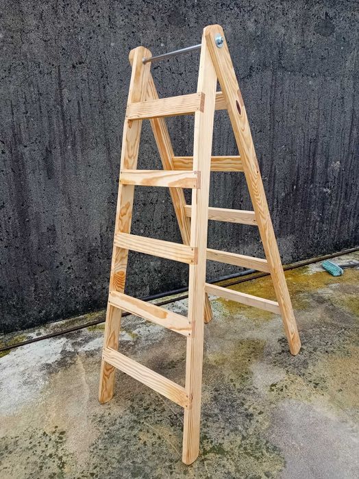 Escadote de madeira