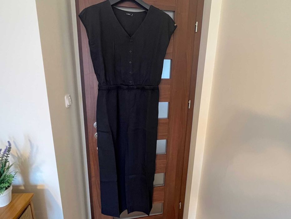 Czarny kombinezon /spodnium z krótkim rękawkiem Monnari rozm. 44