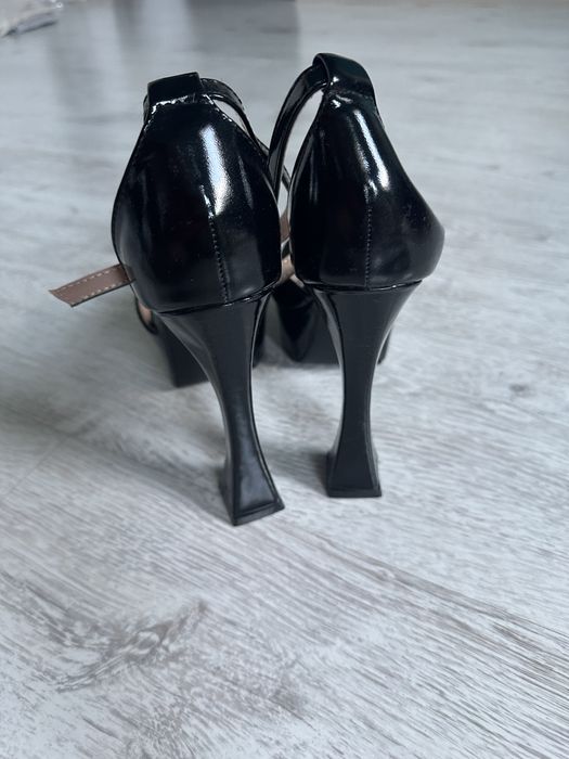 Czarne sandały na platformie – elegancja i wygoda w jednym kroku!