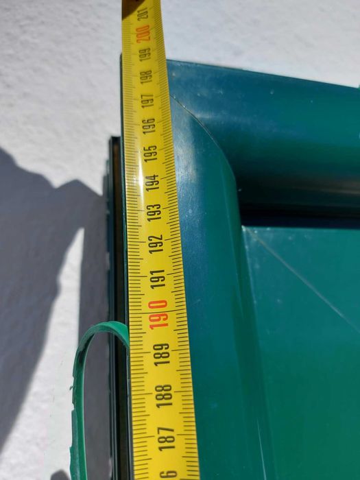 Porta de alumino verde com postigo 200× 80