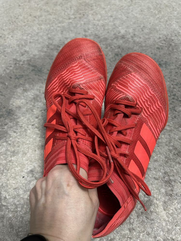 Buty piłkarskie turfy Adidas Nemezis dla chłopca r 35