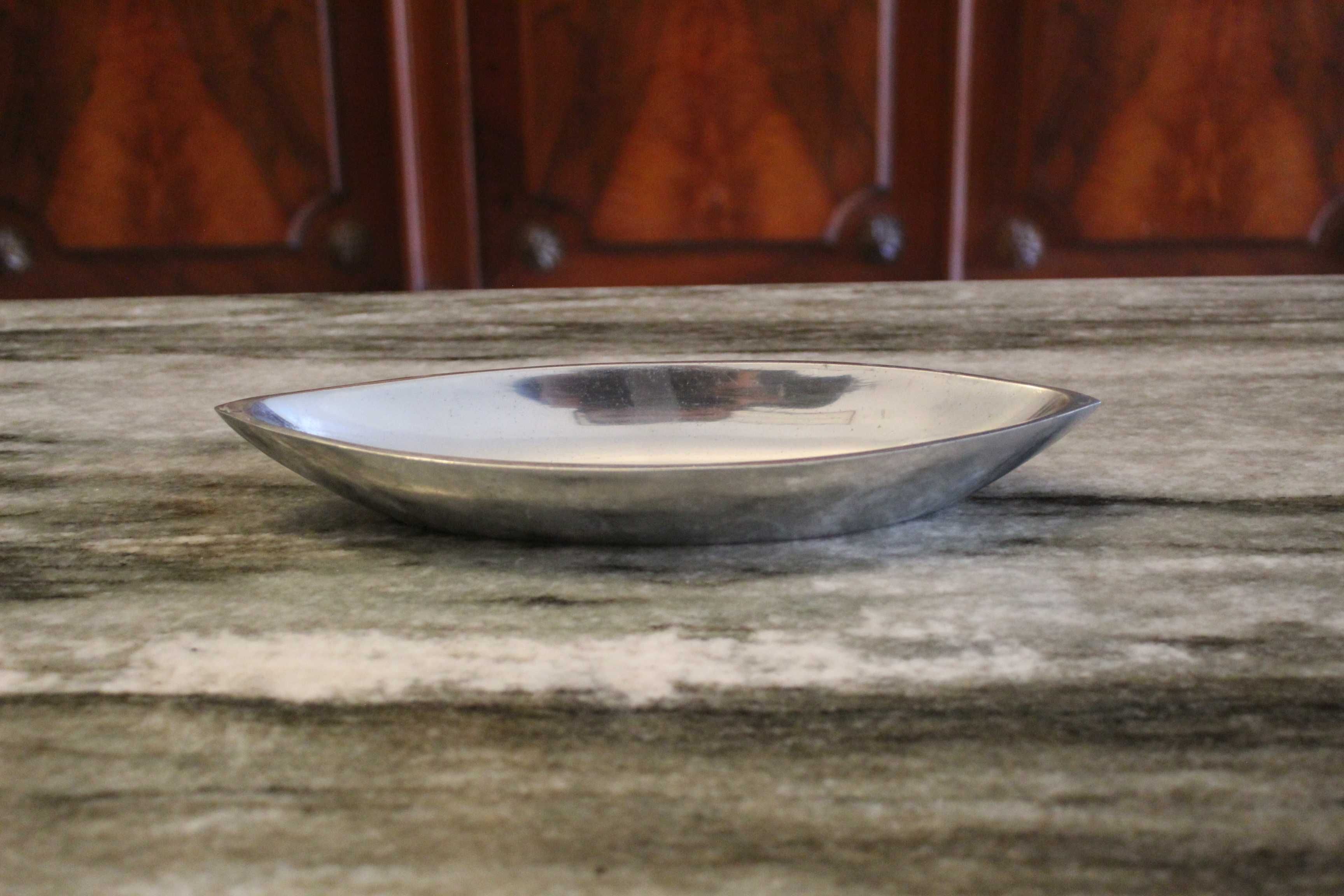 Travessa vintage oval, anos 60 feita de liga de metal, design elegante