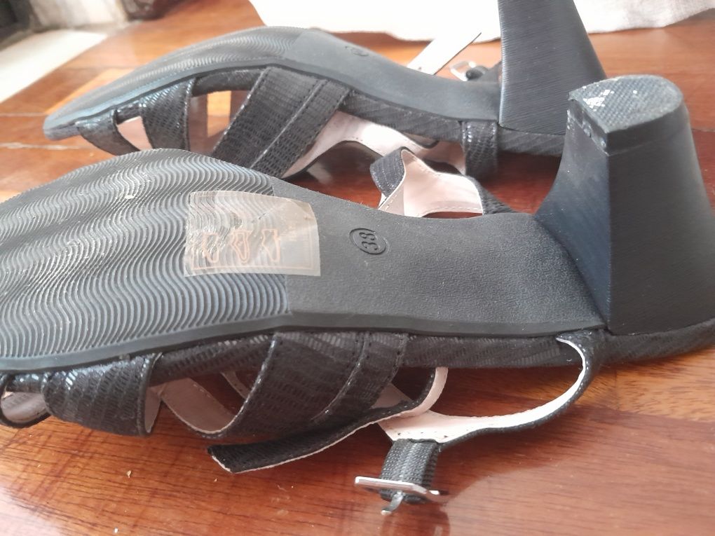 Sapatos pretos com salto
