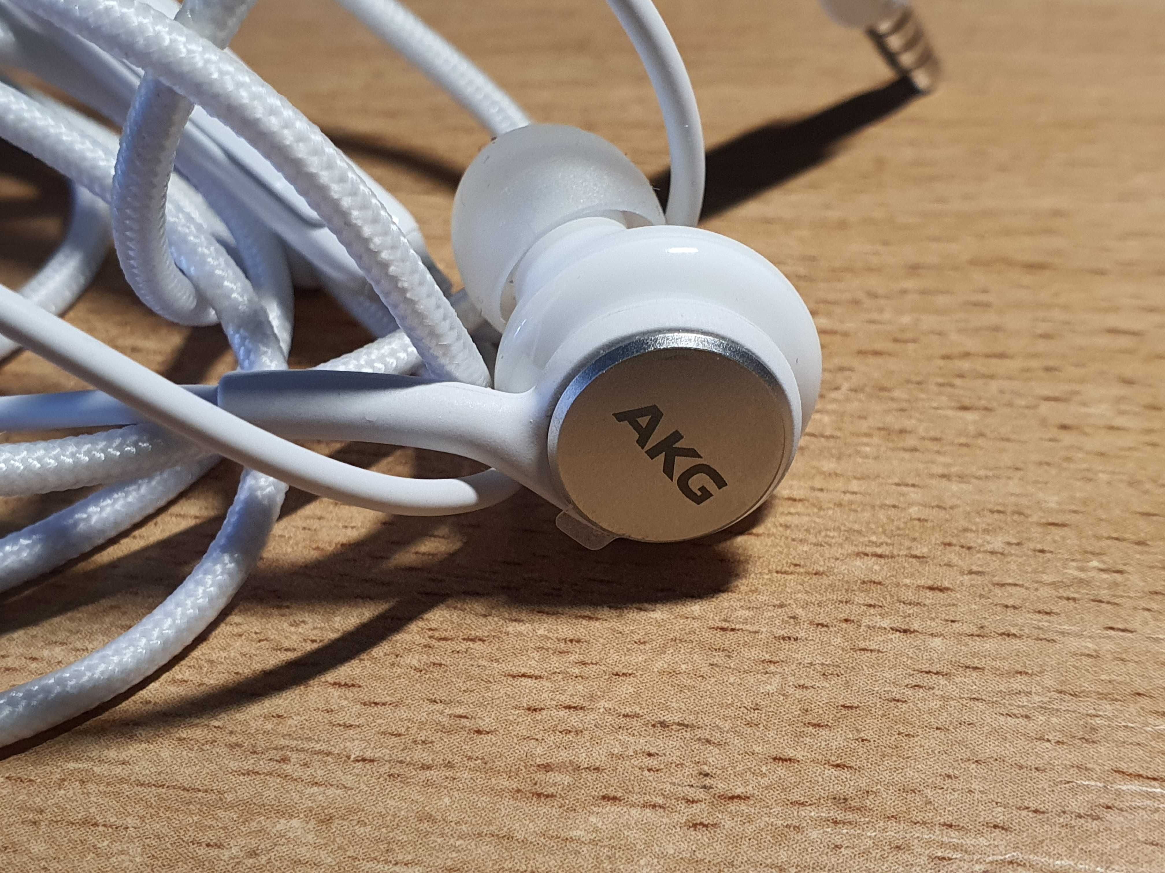 Продам оригинальные наушники бренда AKG ( jack 3,5 mm ) белые