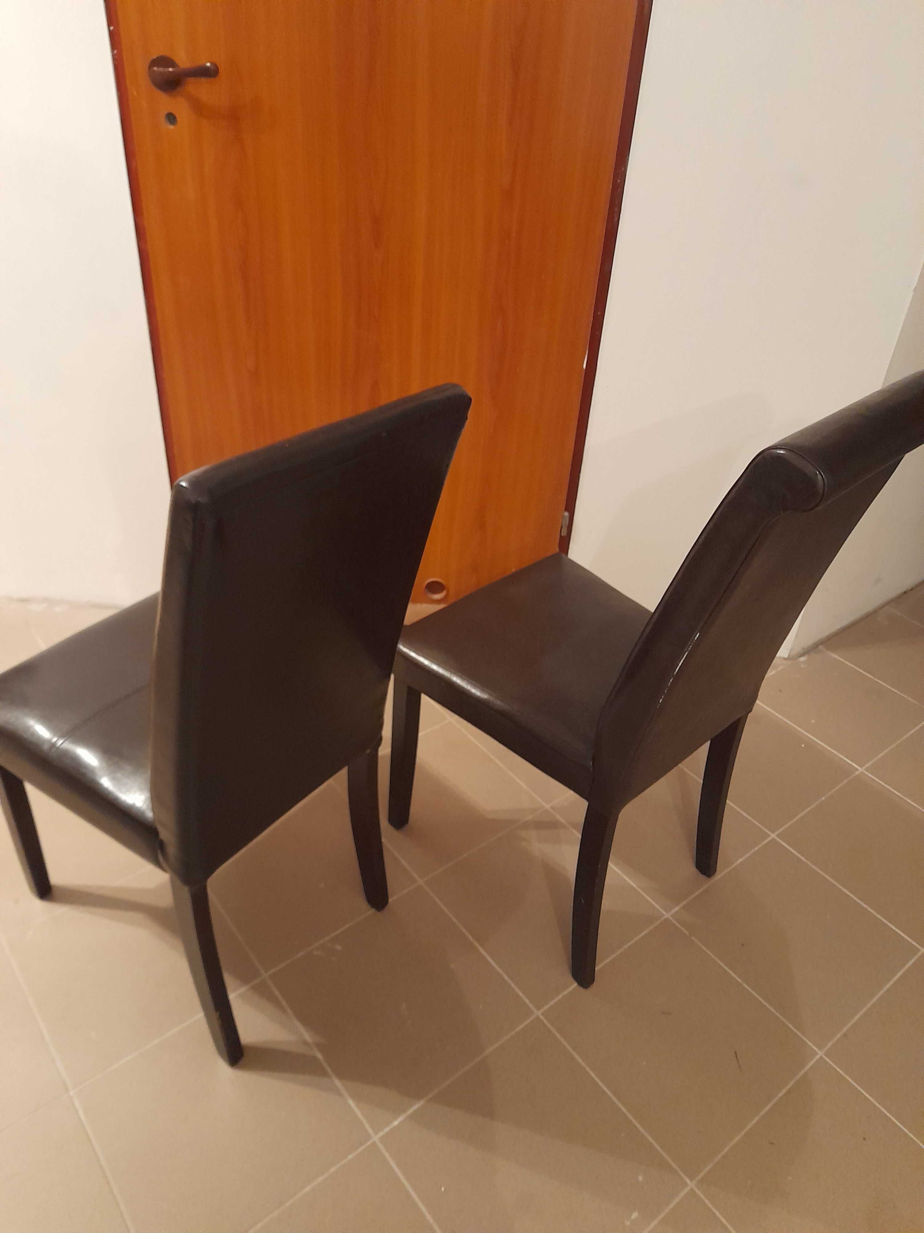 stół, krzesła i hokery