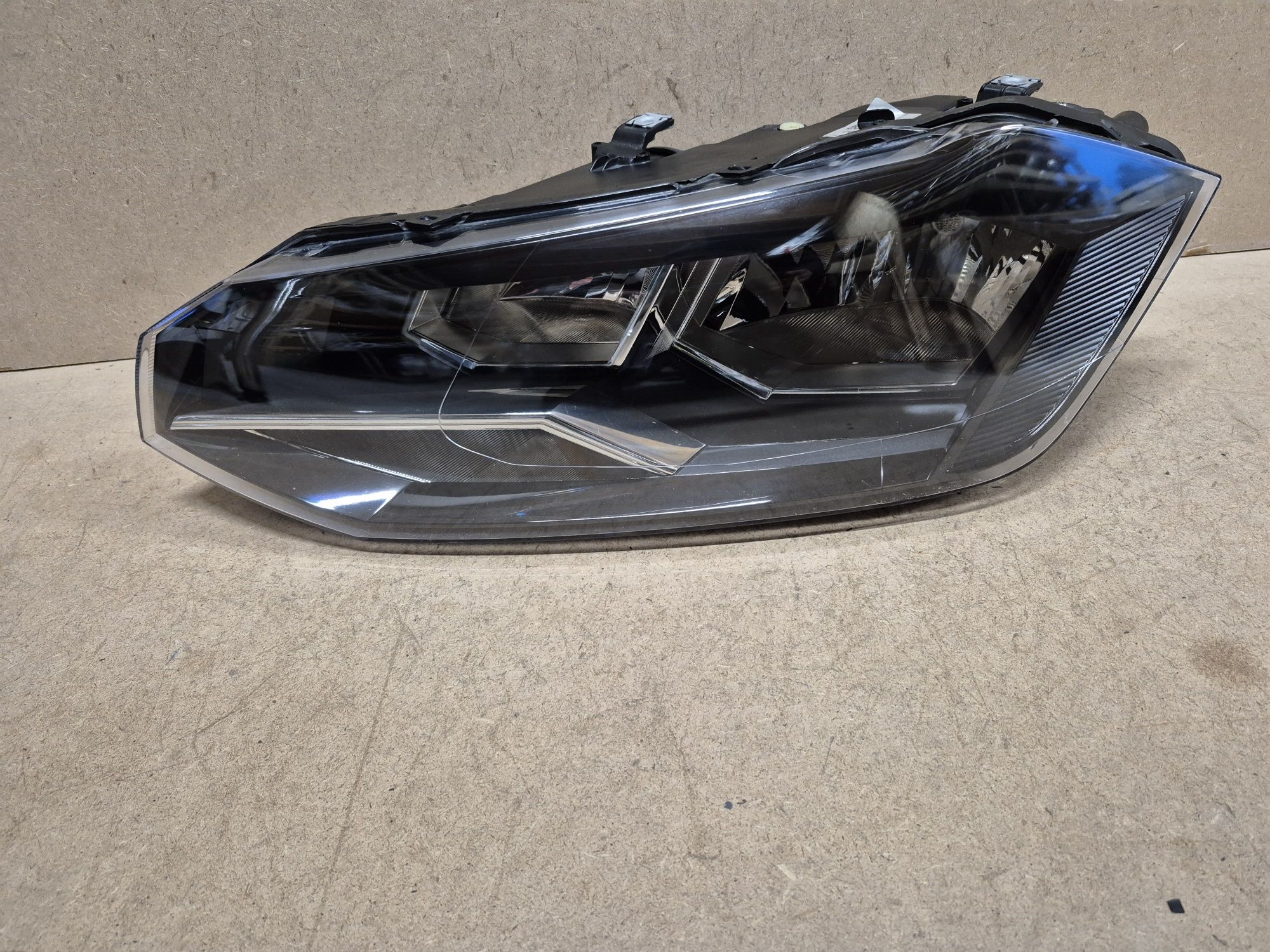 Lampa reflektor volkswagen Polo 2G1 lewy strona