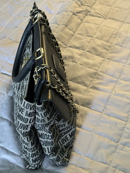 BOLSA MARCA MOSCHINO, em pele e lona.