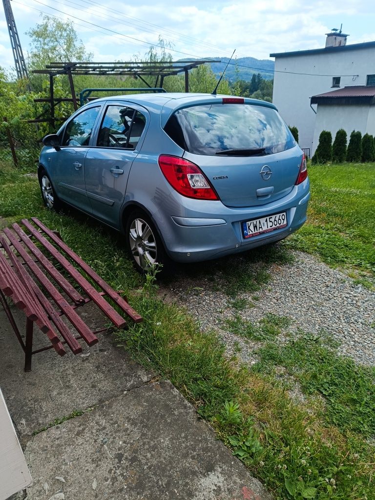 Corsa D . Przyjemne , tanie auto ;)