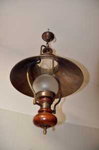 Lampa stylowa wisząca na łodż lub tawernę.