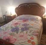 Cama + mesas de cabeceira em madeira