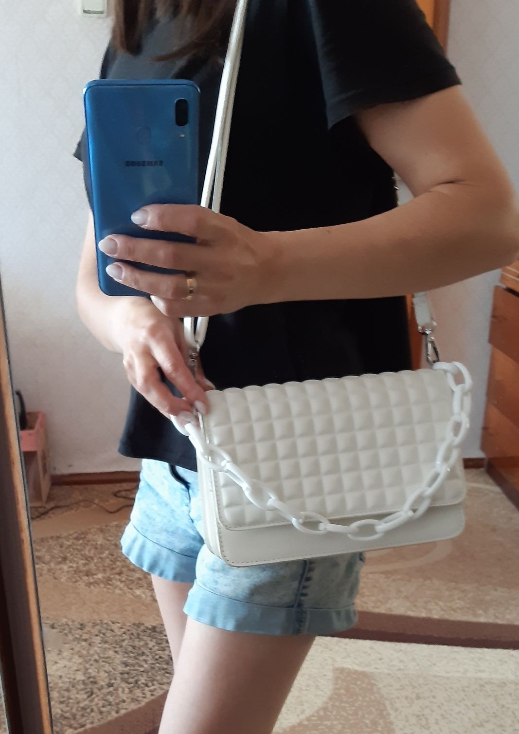 Сучасна трендова жіноча сумочка, досить універсальна, вмістка. Стан но