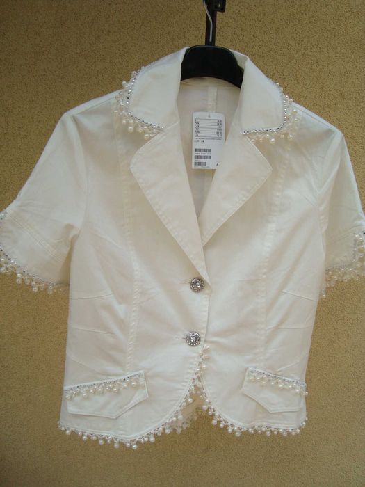żakiecik krótki -ma ozdoby- brylanciki i perełki  rozm. M nowy