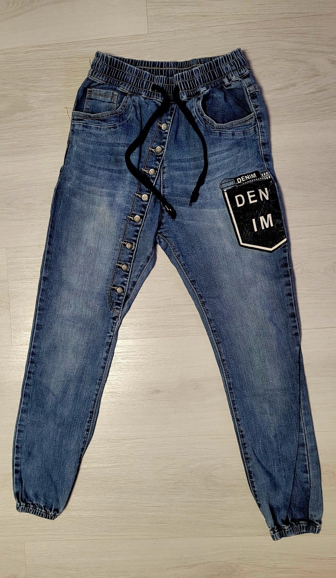 Spodnie jeansy joggery damskie na gumce denim