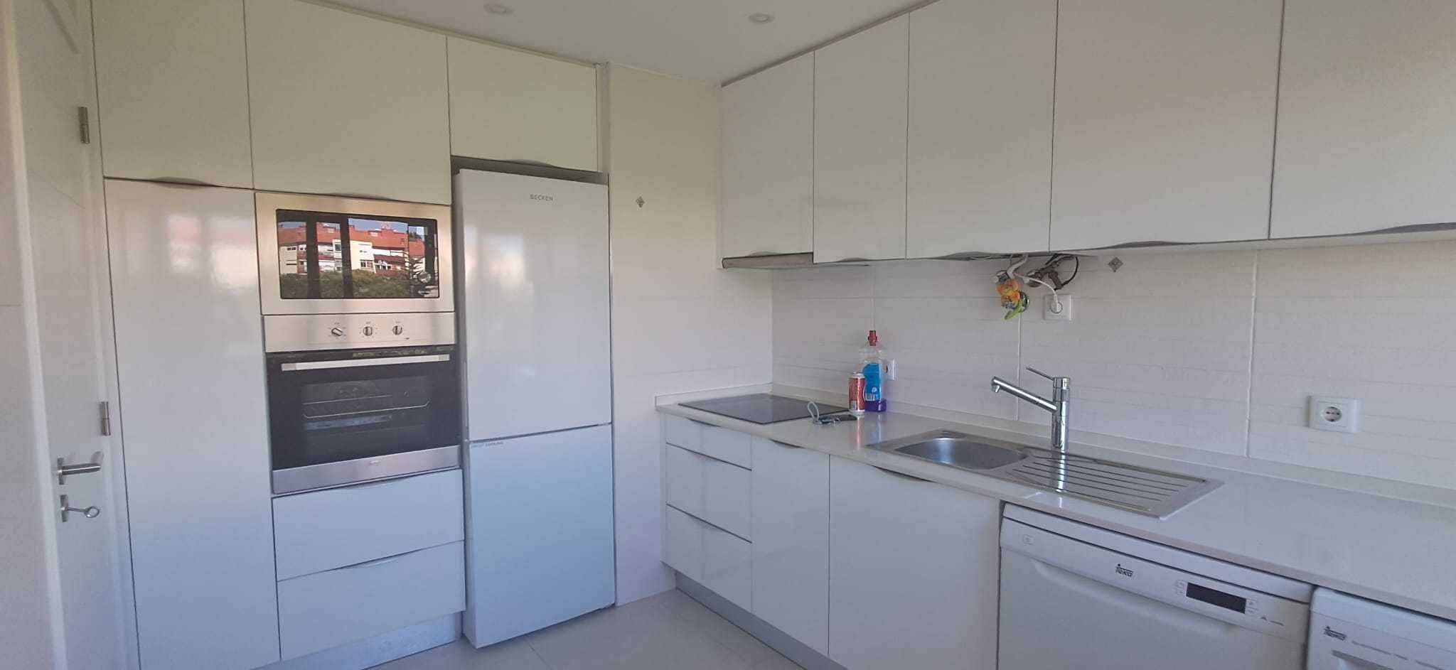 T2 totalmente renovado, com vista mar, em Paço de Arcos