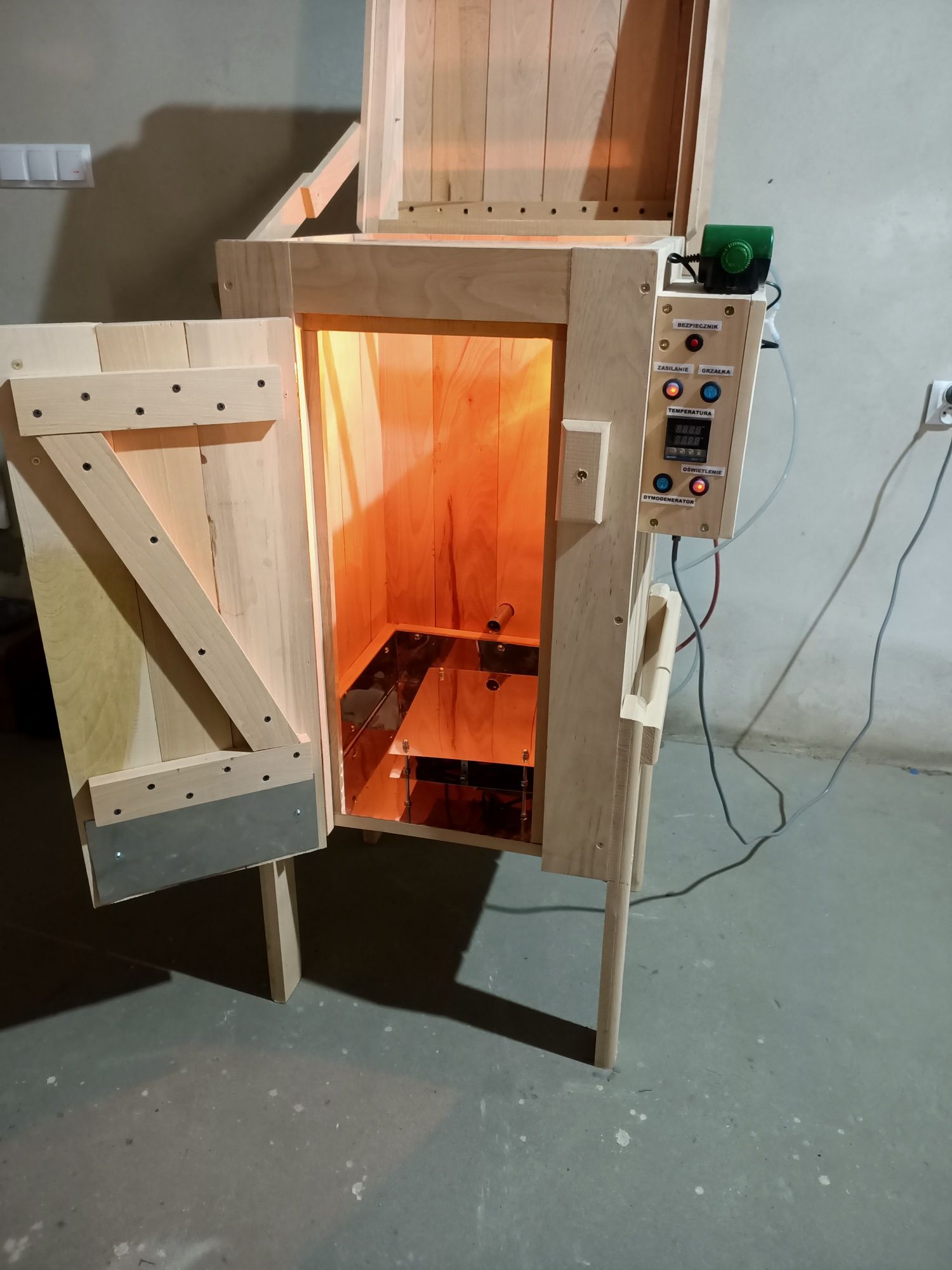 Wędzarnia elektryczna 120l drewniana BUK